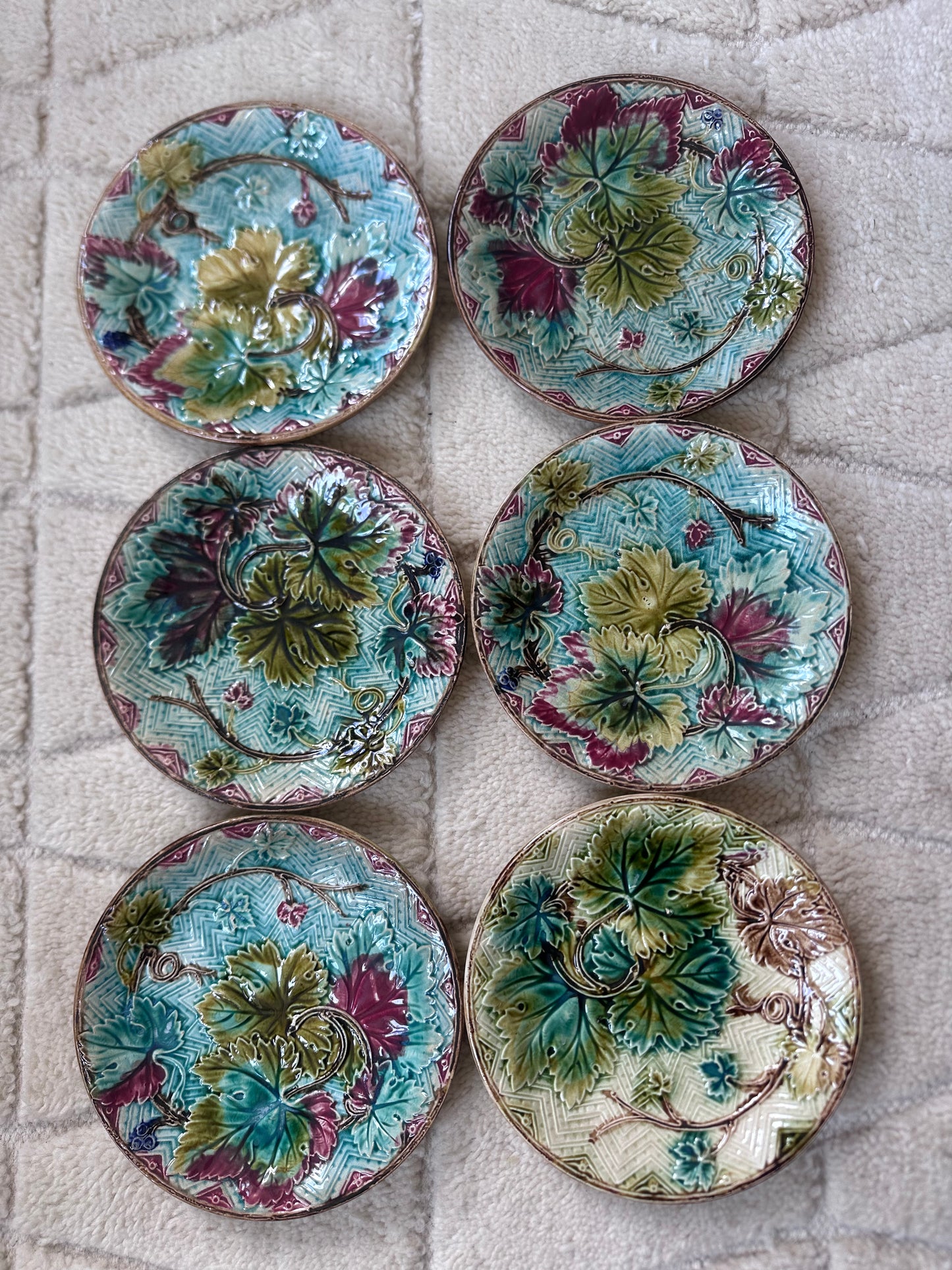 Assiettes à desserts à feuilles de vigne en majolique française Onnaing vers 1900