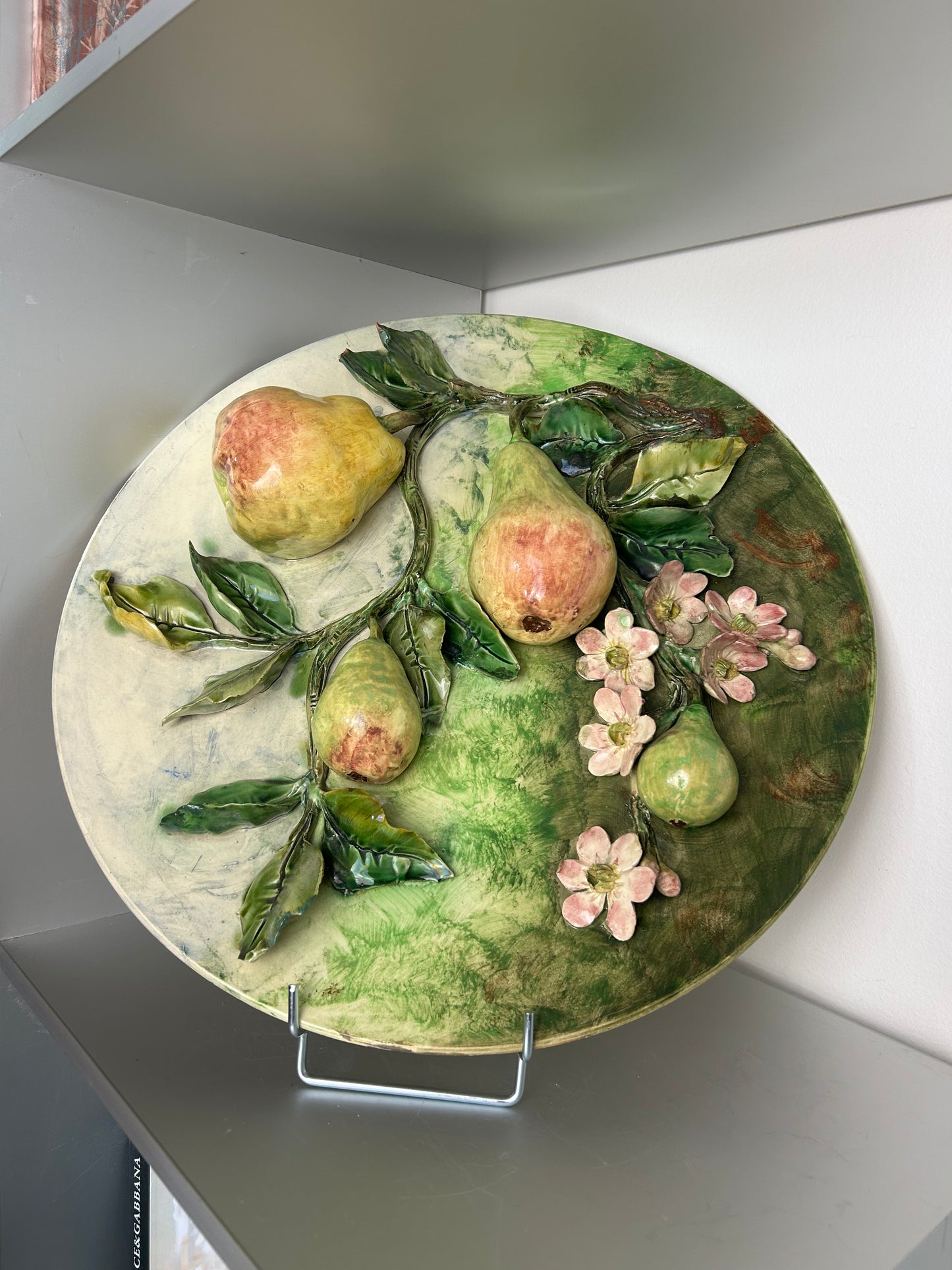 Assiette murale barbotine