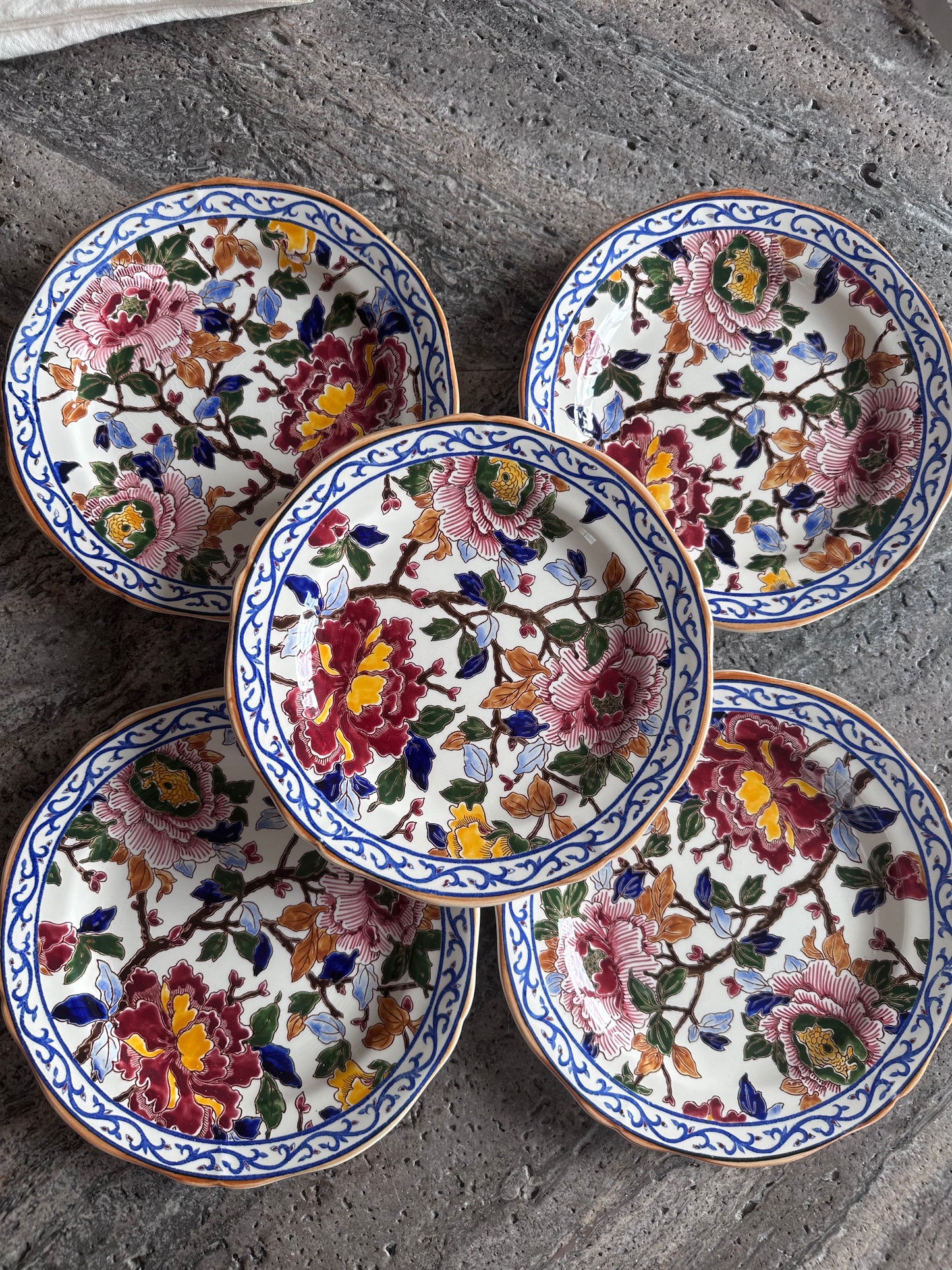 Assiettes plates Gien décor Pivoines. Peint à la main