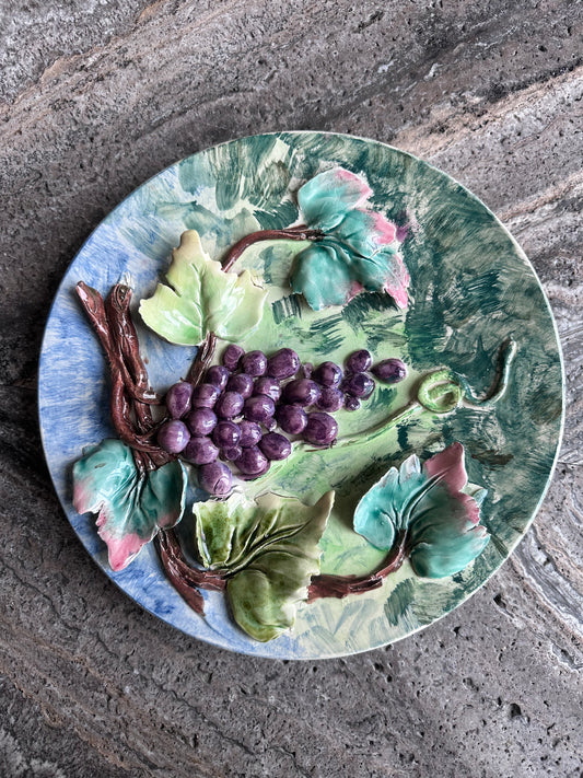 Assiette murale en barbotine