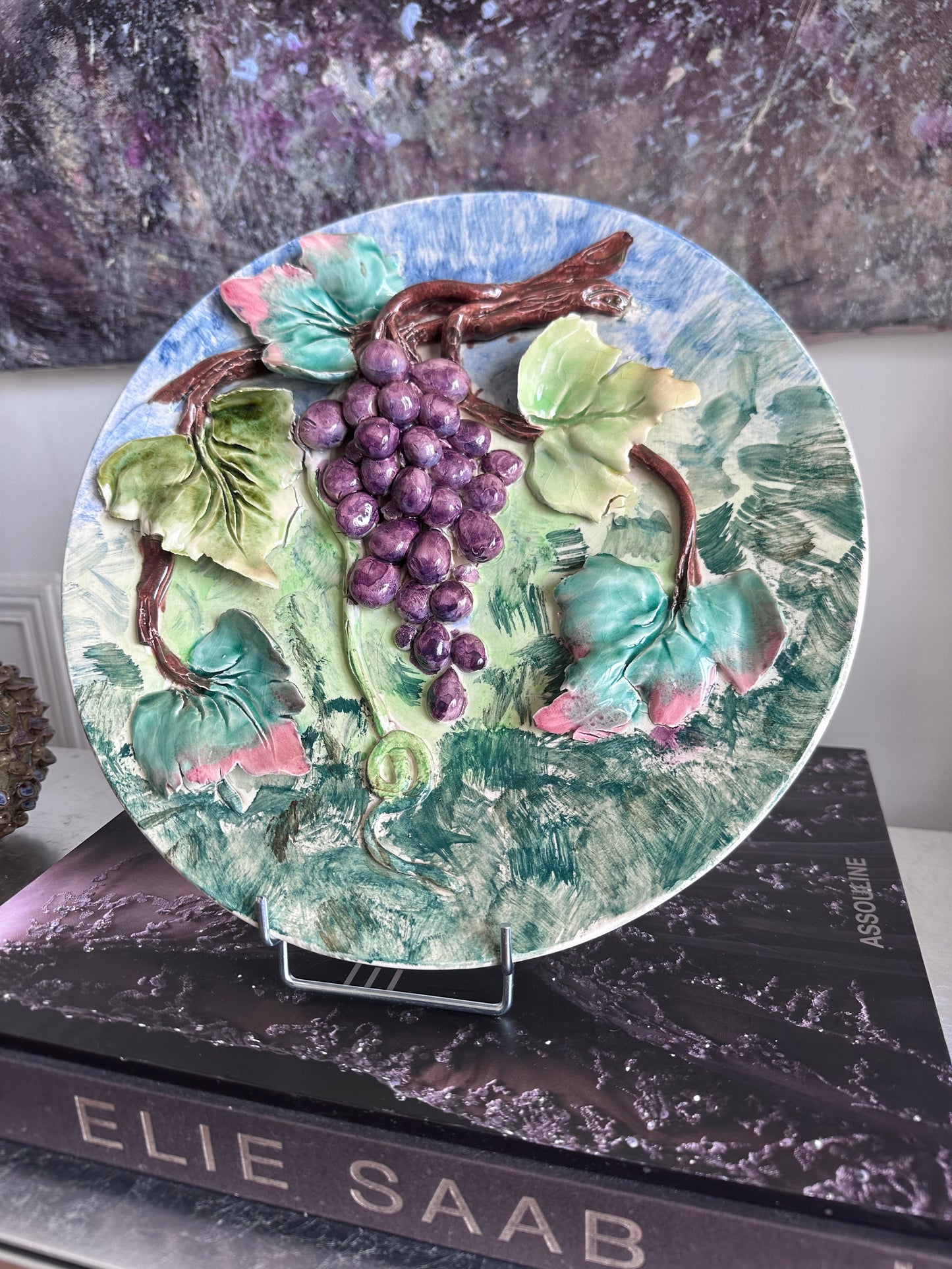 Assiette murale en barbotine