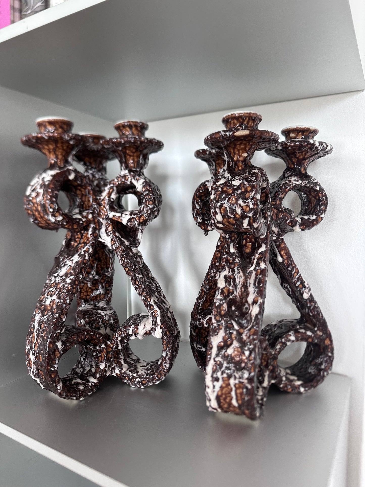 Paire de chandeliers en lave grasse des années 50 par Marius Guige , Vallauris