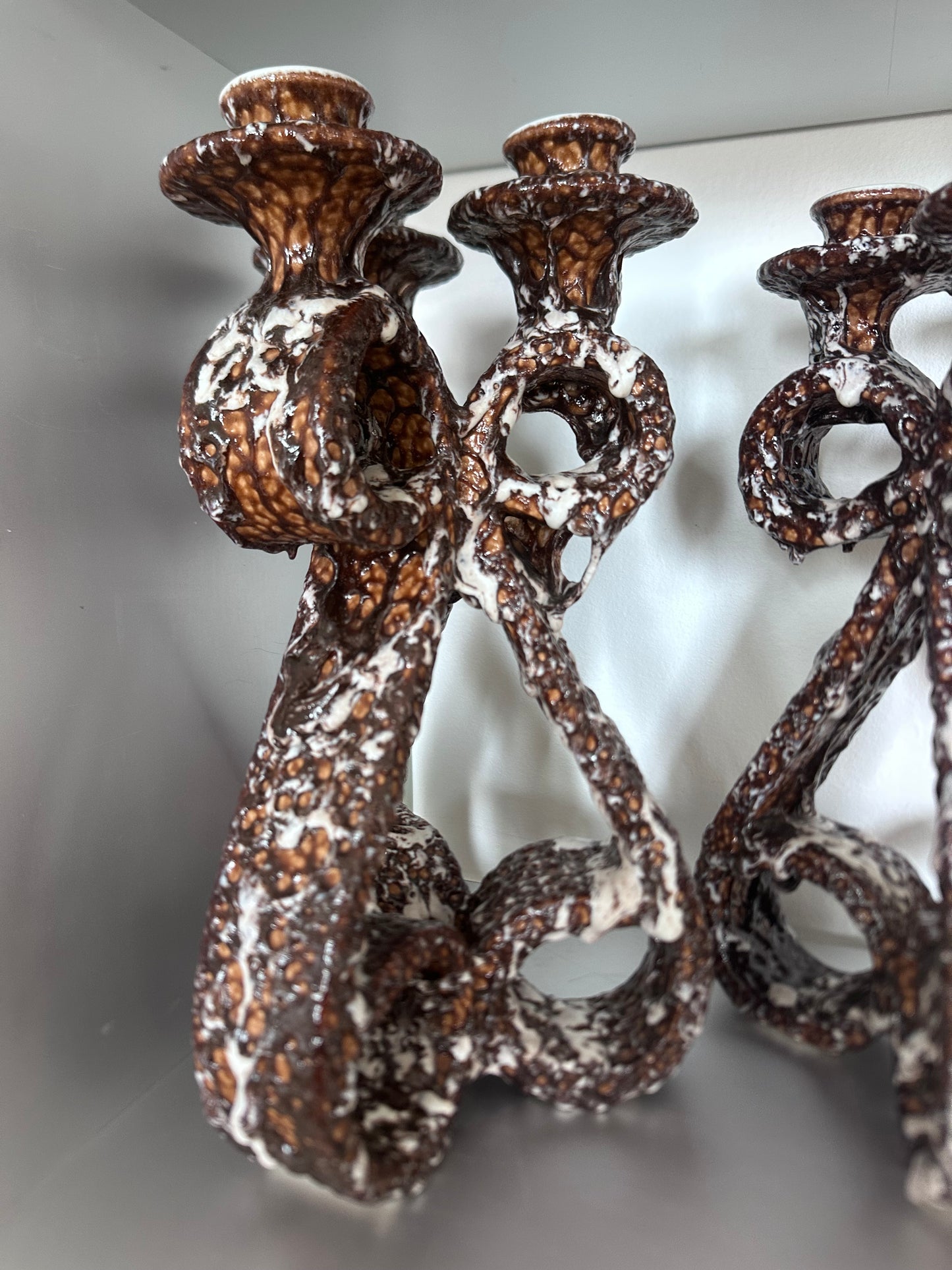 Paire de chandeliers en lave grasse des années 50 par Marius Guige , Vallauris