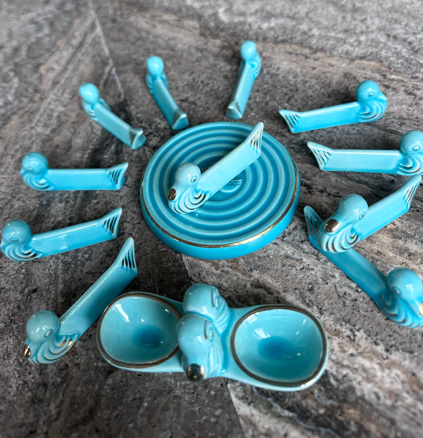 Ensemble de porte couteaux , dessous de bouteille et salière/poivrière