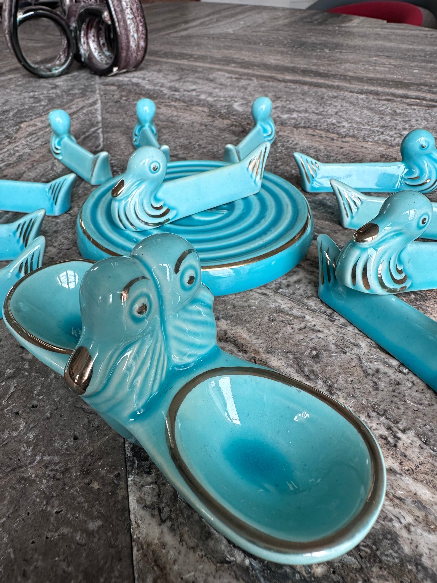 Ensemble de porte couteaux , dessous de bouteille et salière/poivrière
