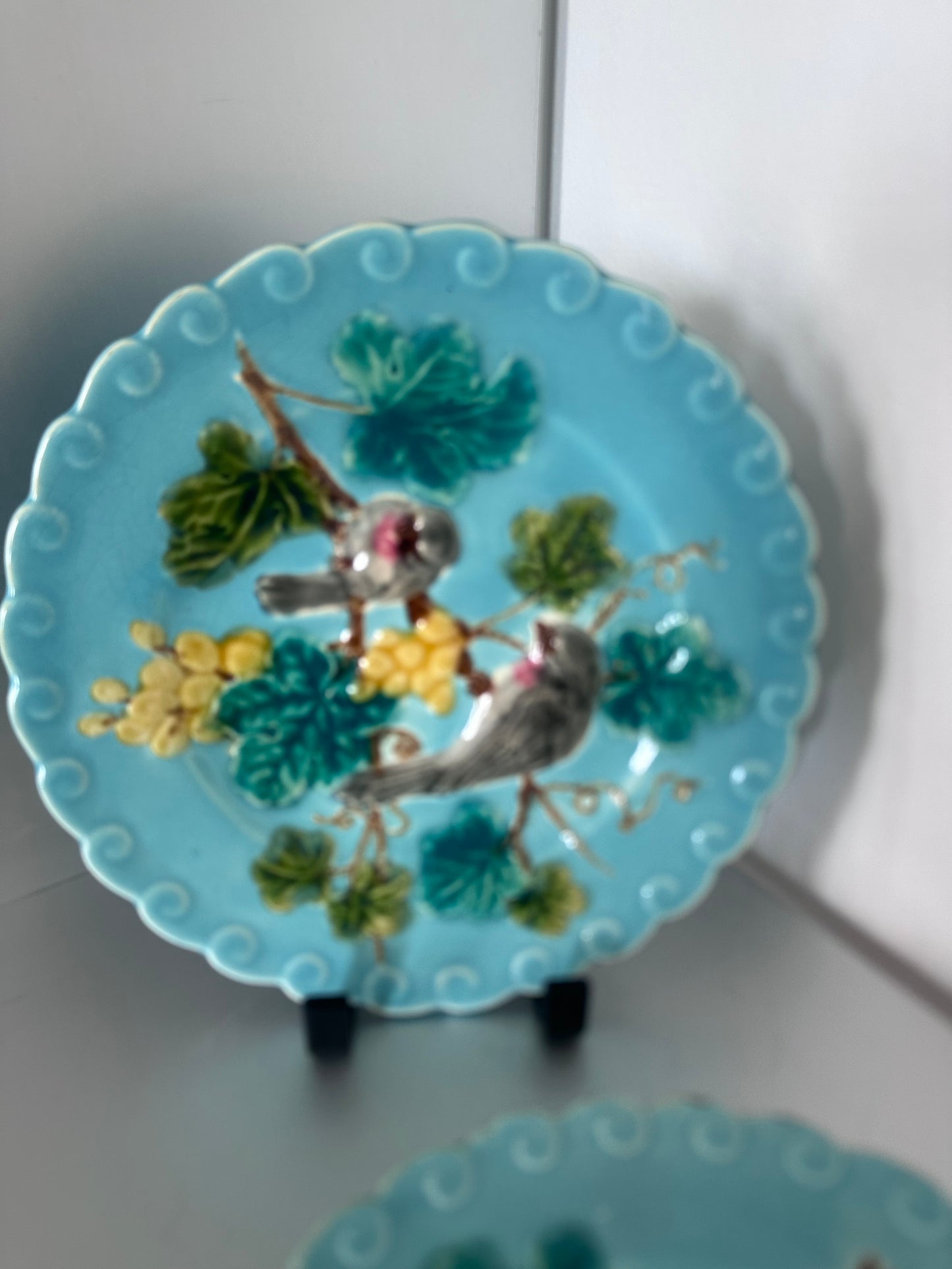 Assiettes en barbotine française avec un décor d'oiseaux et raisins