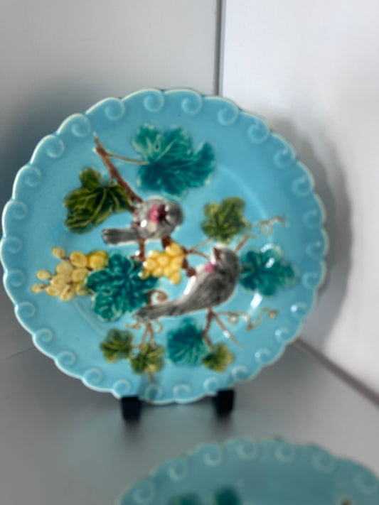 Assiettes en barbotine française avec un décor d'oiseaux et raisins