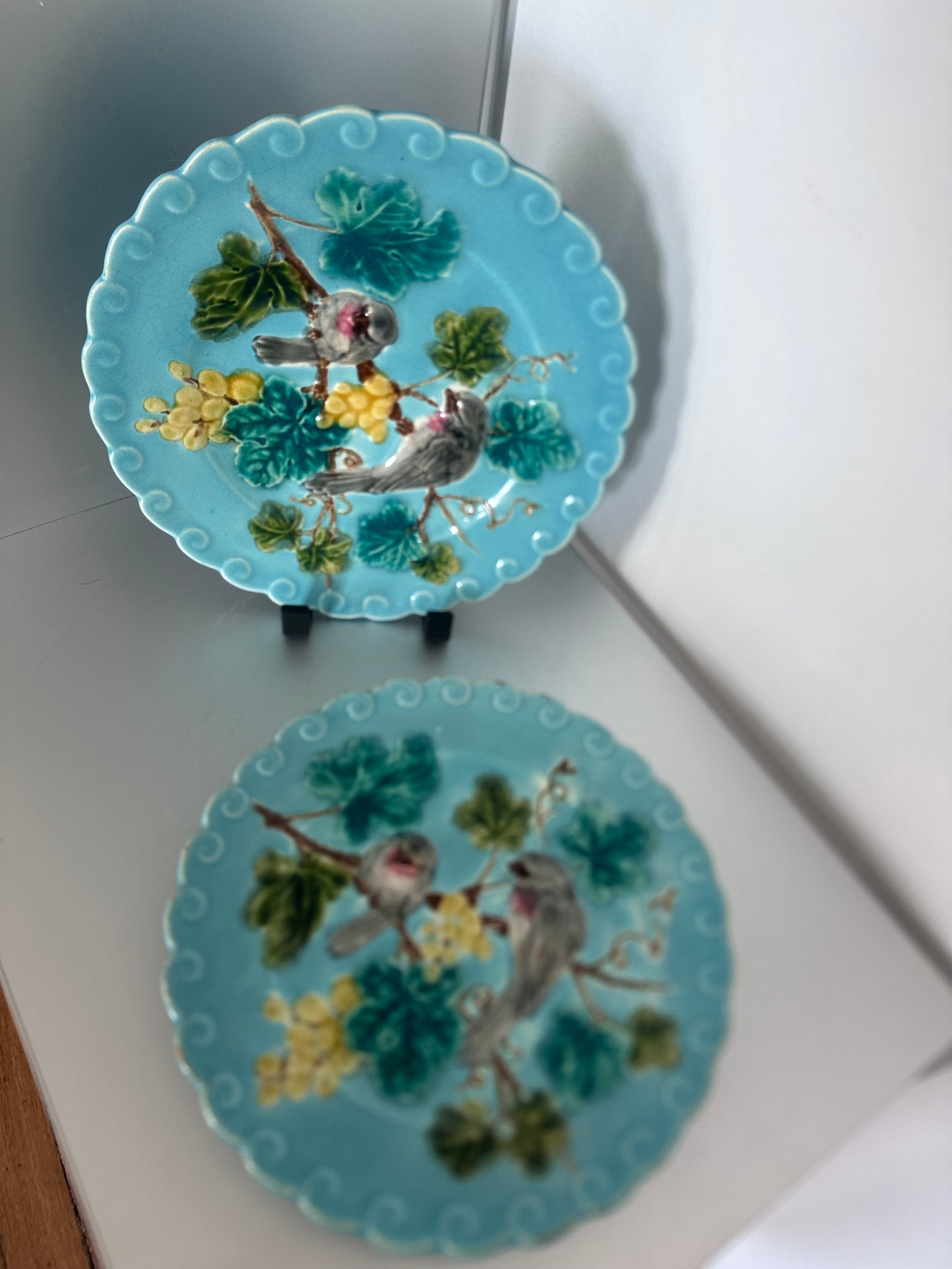 Assiettes en barbotine française avec un décor d'oiseaux et raisins