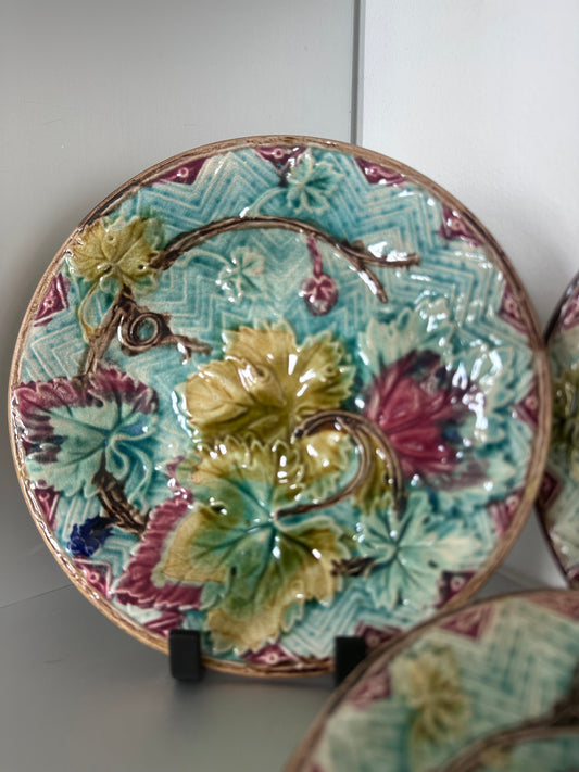 Assiettes à desserts à feuilles de vigne en majolique française Onnaing vers 1900