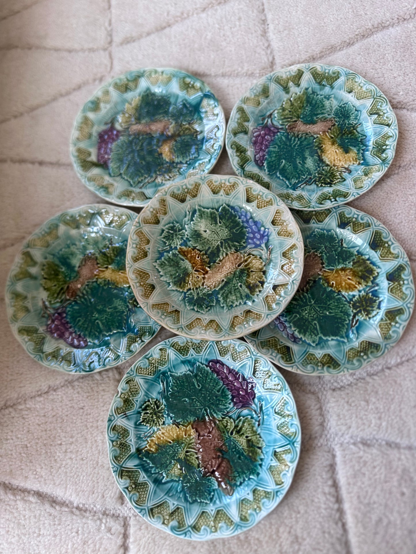 Lot de 6 assiettes à dessert à feuilles et raisins en majolique française Onnaing