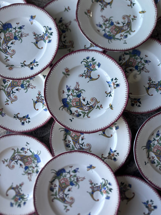 Assiettes plates en faïence de la manufacture de Sarregueminemodele "corne d 'Abondance "