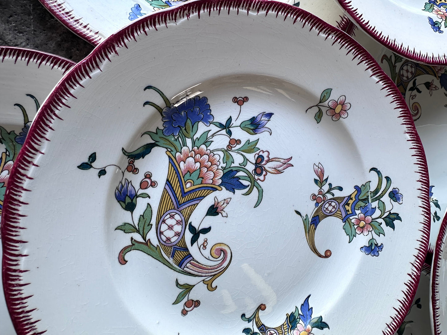 Assiettes plates en faïence de la manufacture de Sarregueminemodele "corne d 'Abondance "