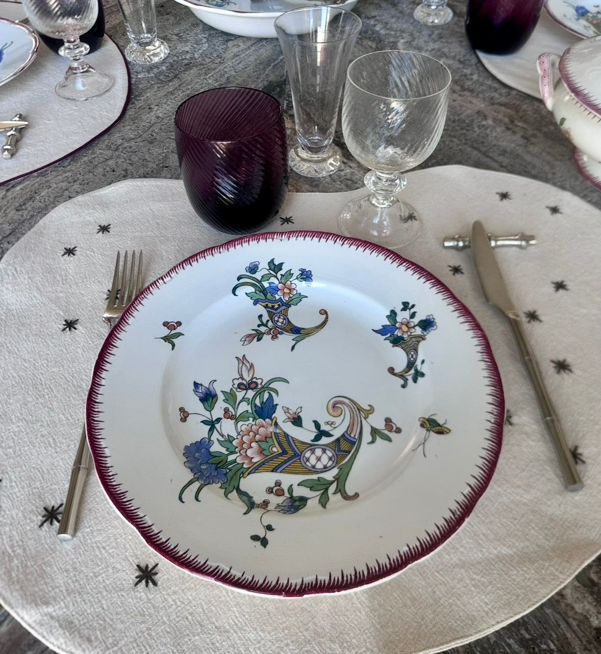 Assiettes plates en faïence de la manufacture de Sarregueminemodele "corne d 'Abondance "