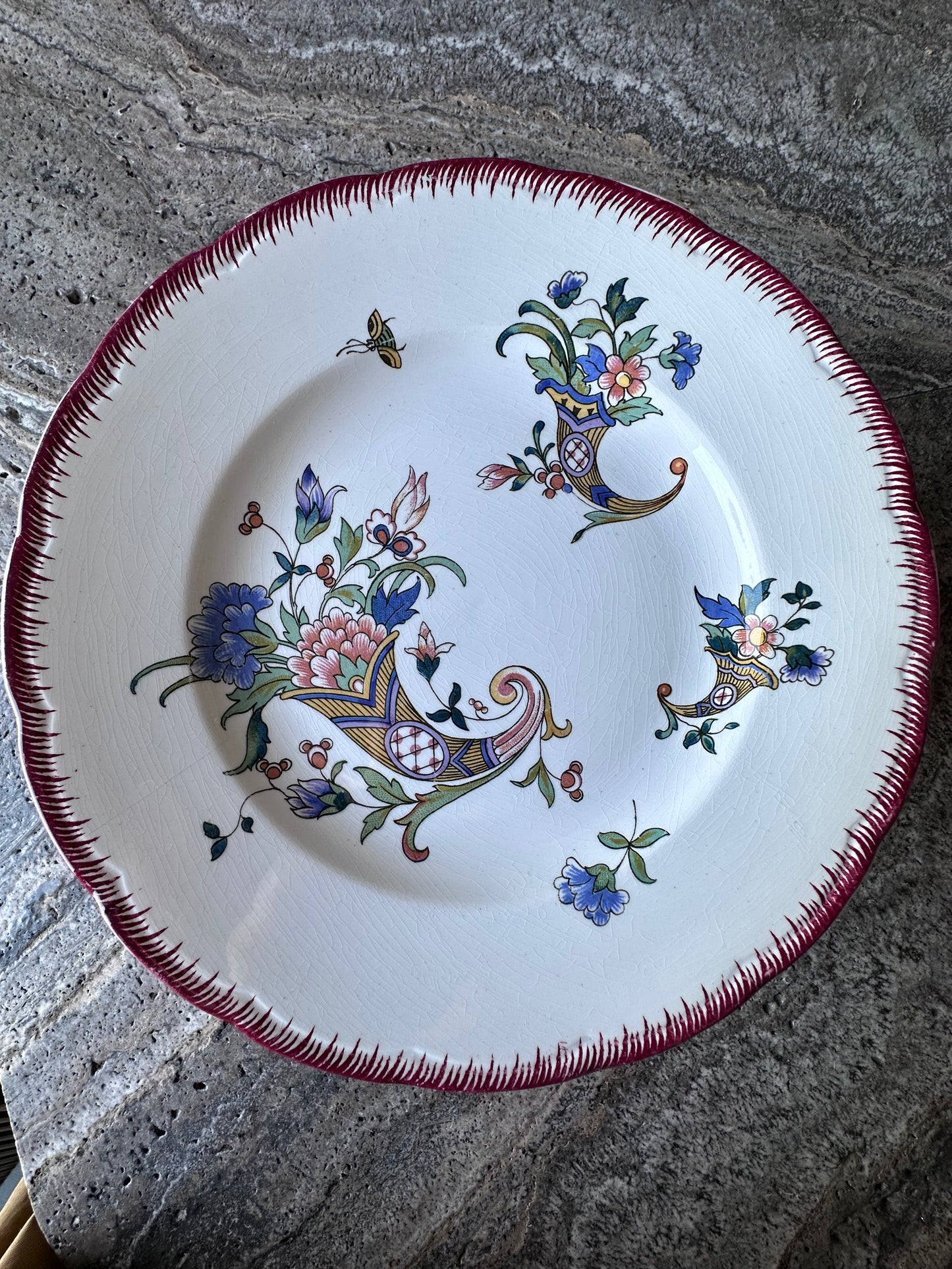 Assiettes plates en faïence de la manufacture de Sarregueminemodele "corne d 'Abondance "