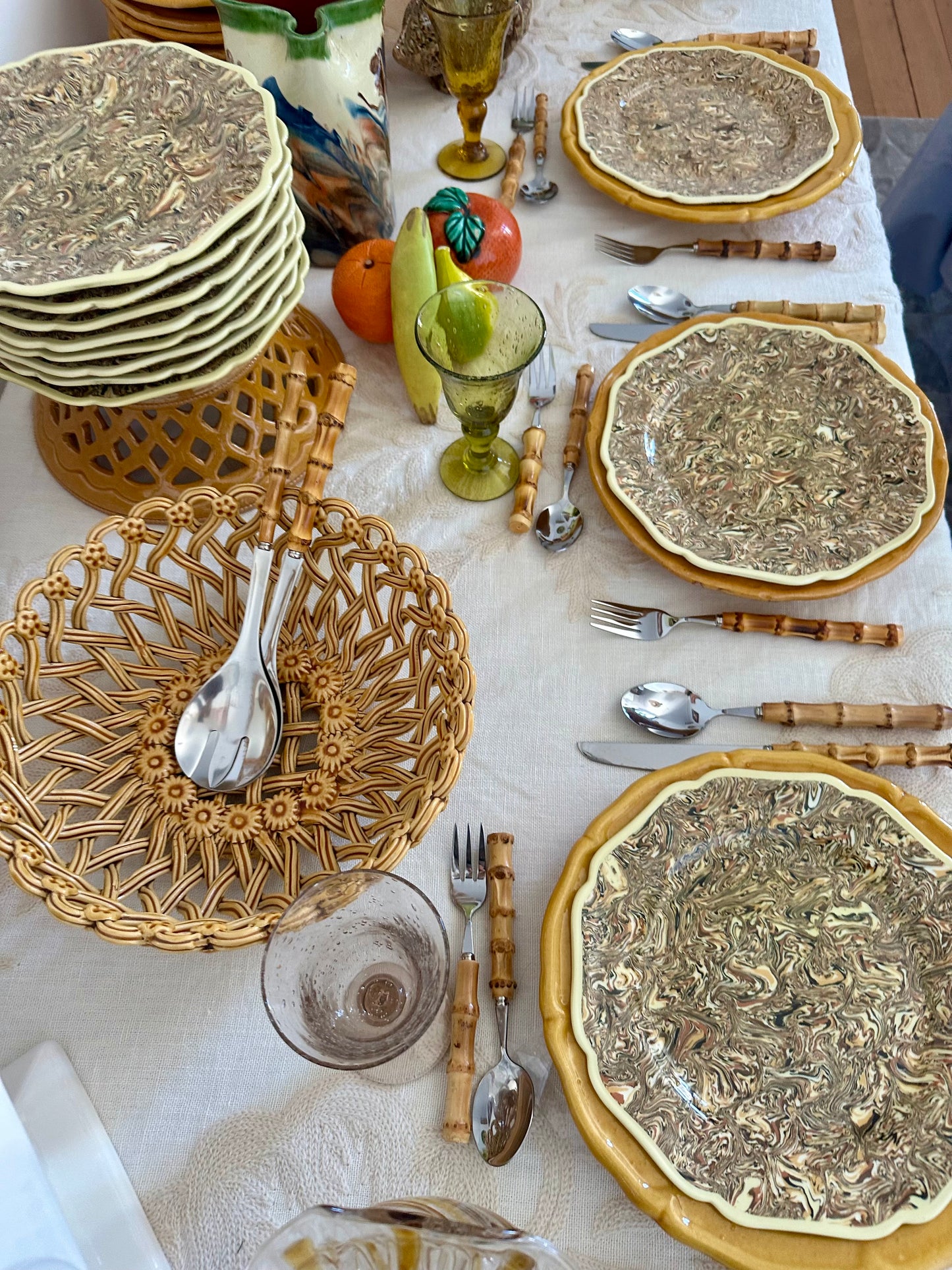assiettes en terre mêlée