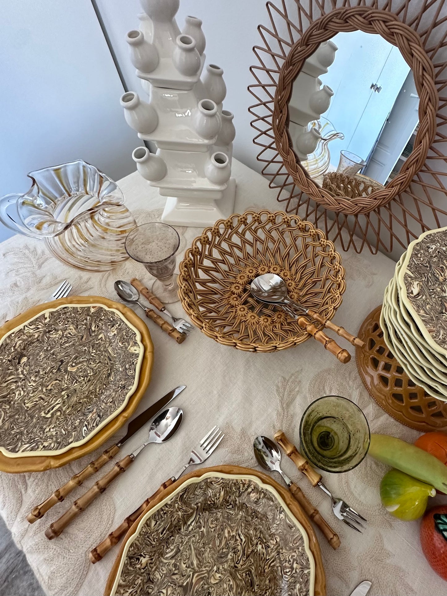 assiettes en terre mêlée