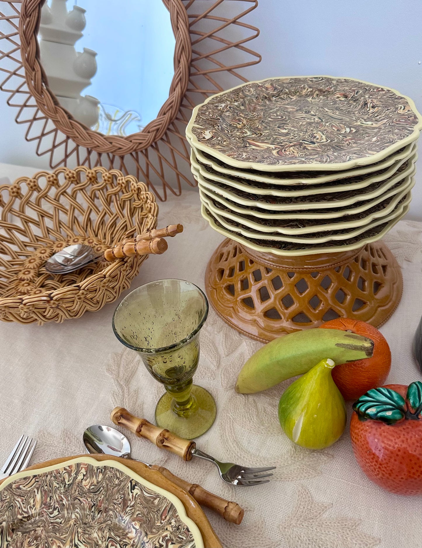 assiettes en terre mêlée