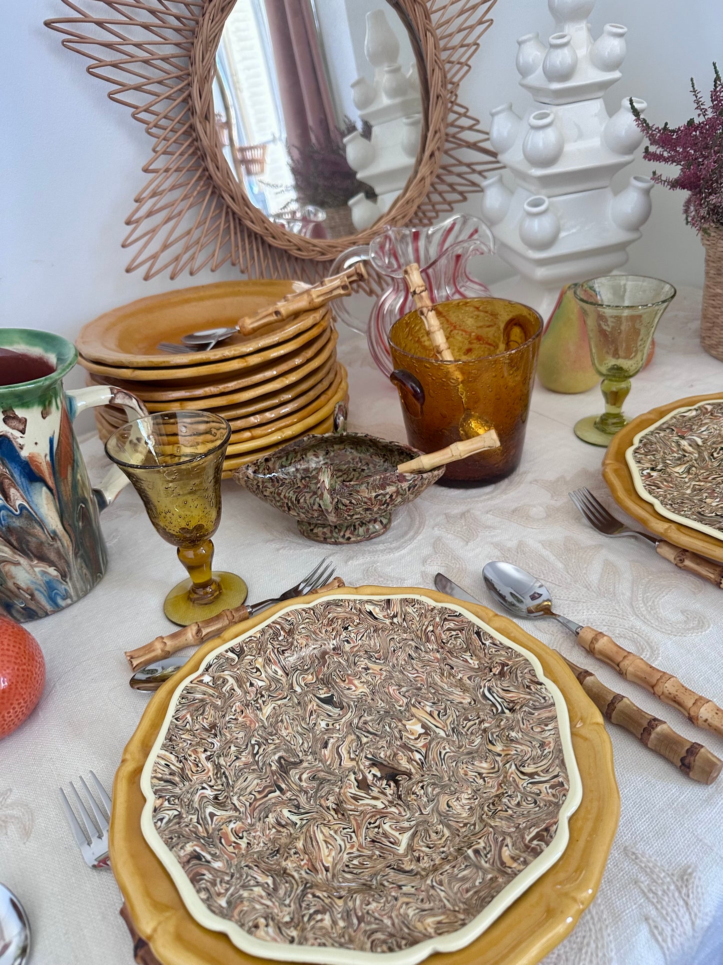 assiettes en terre mêlée