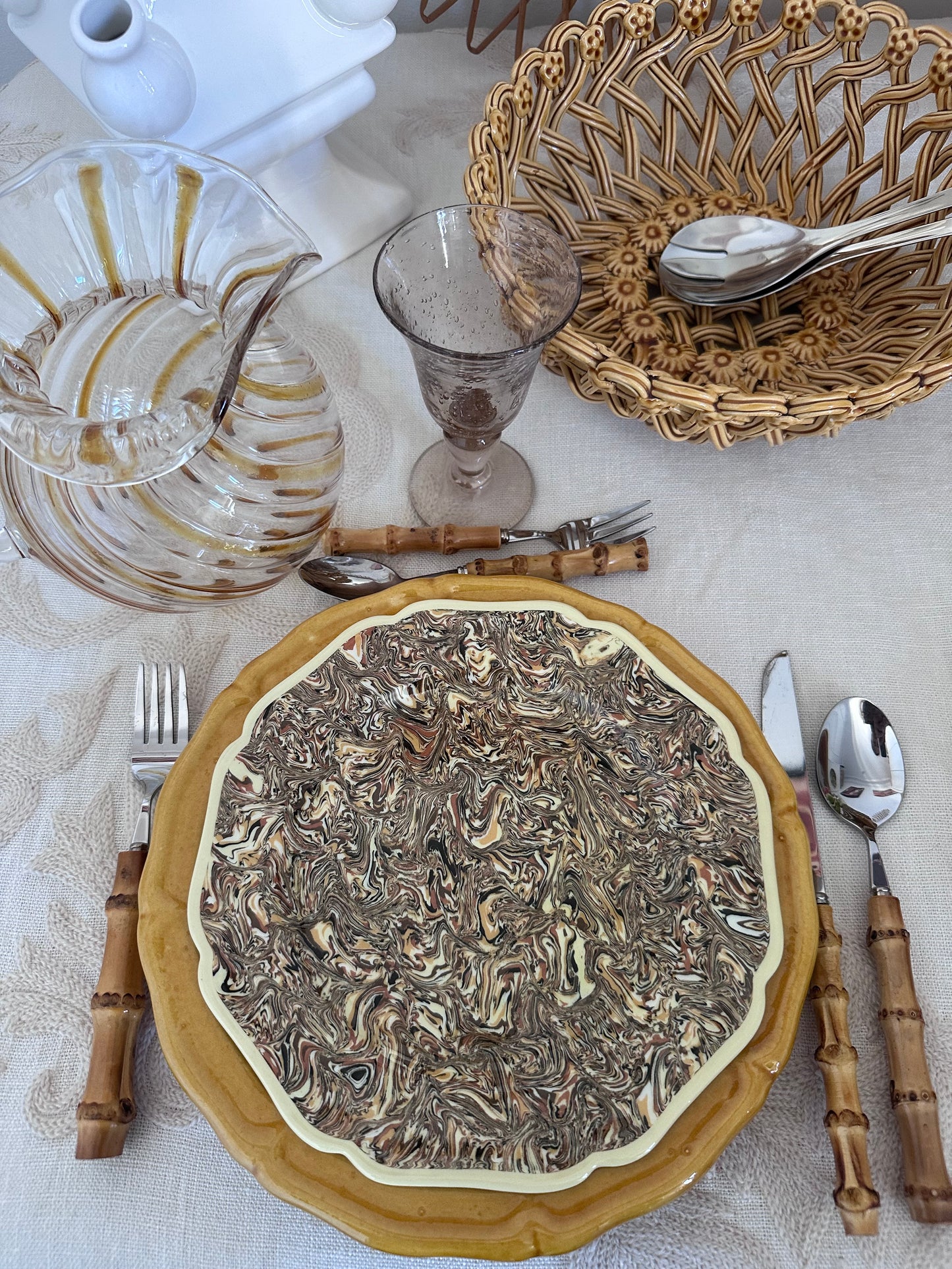 assiettes en terre mêlée