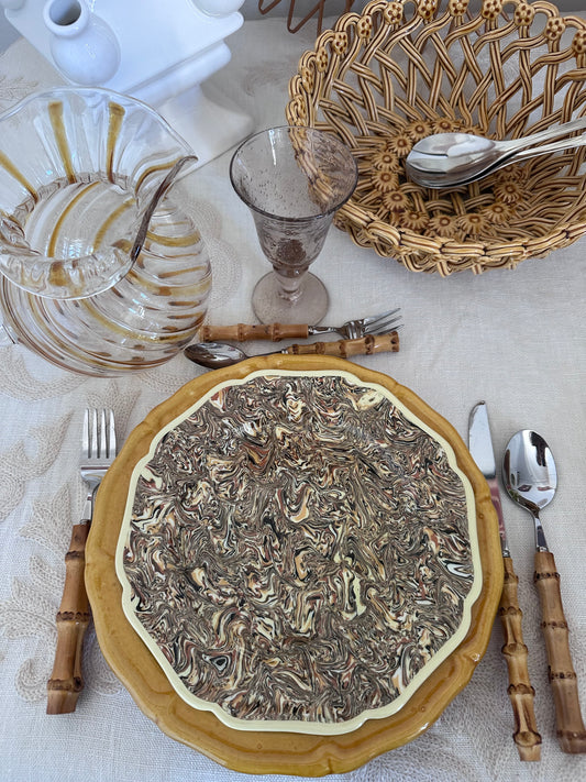assiettes en terre mêlée