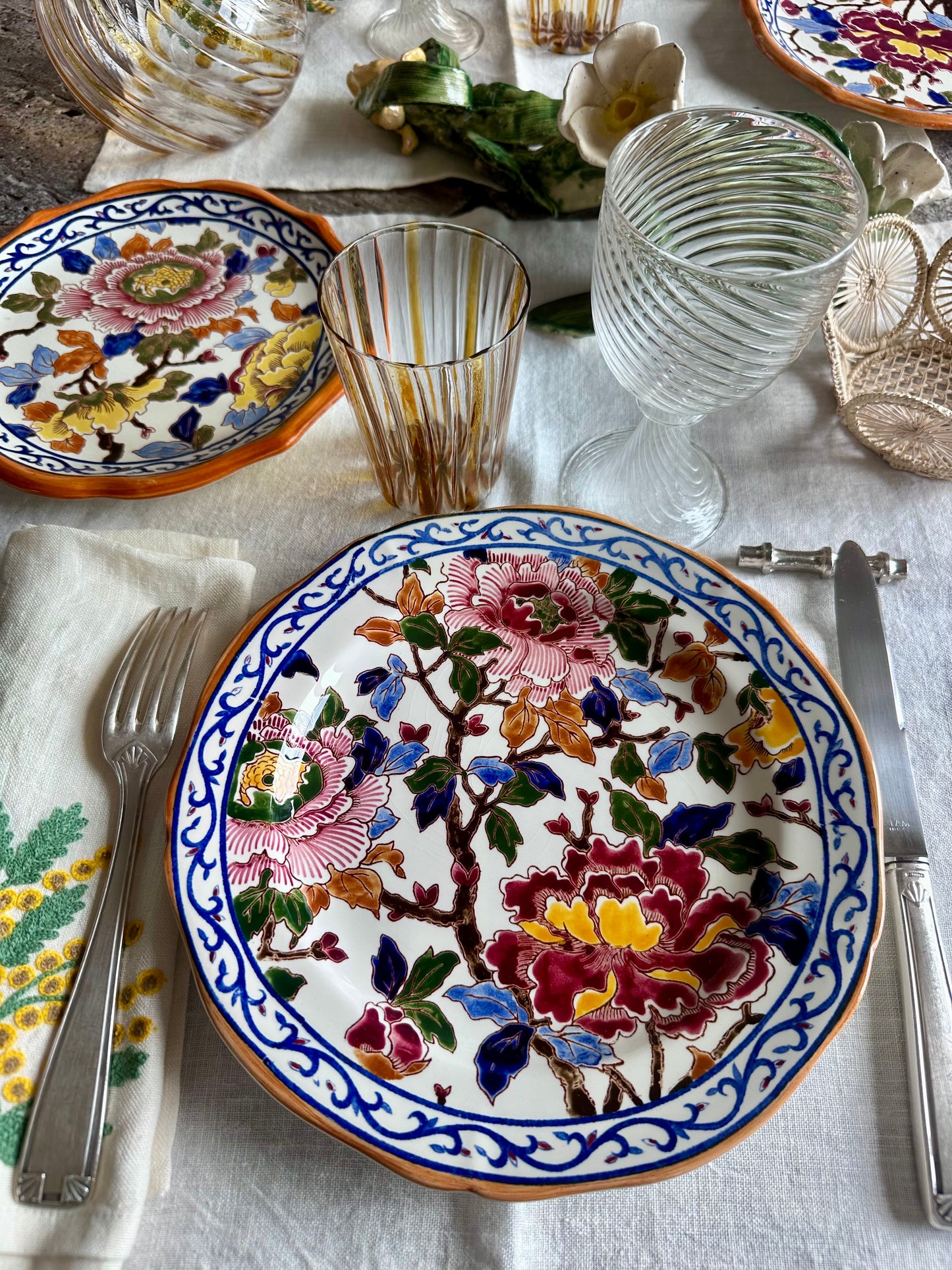 Assiettes plates Gien décor Pivoines. Peint à la main