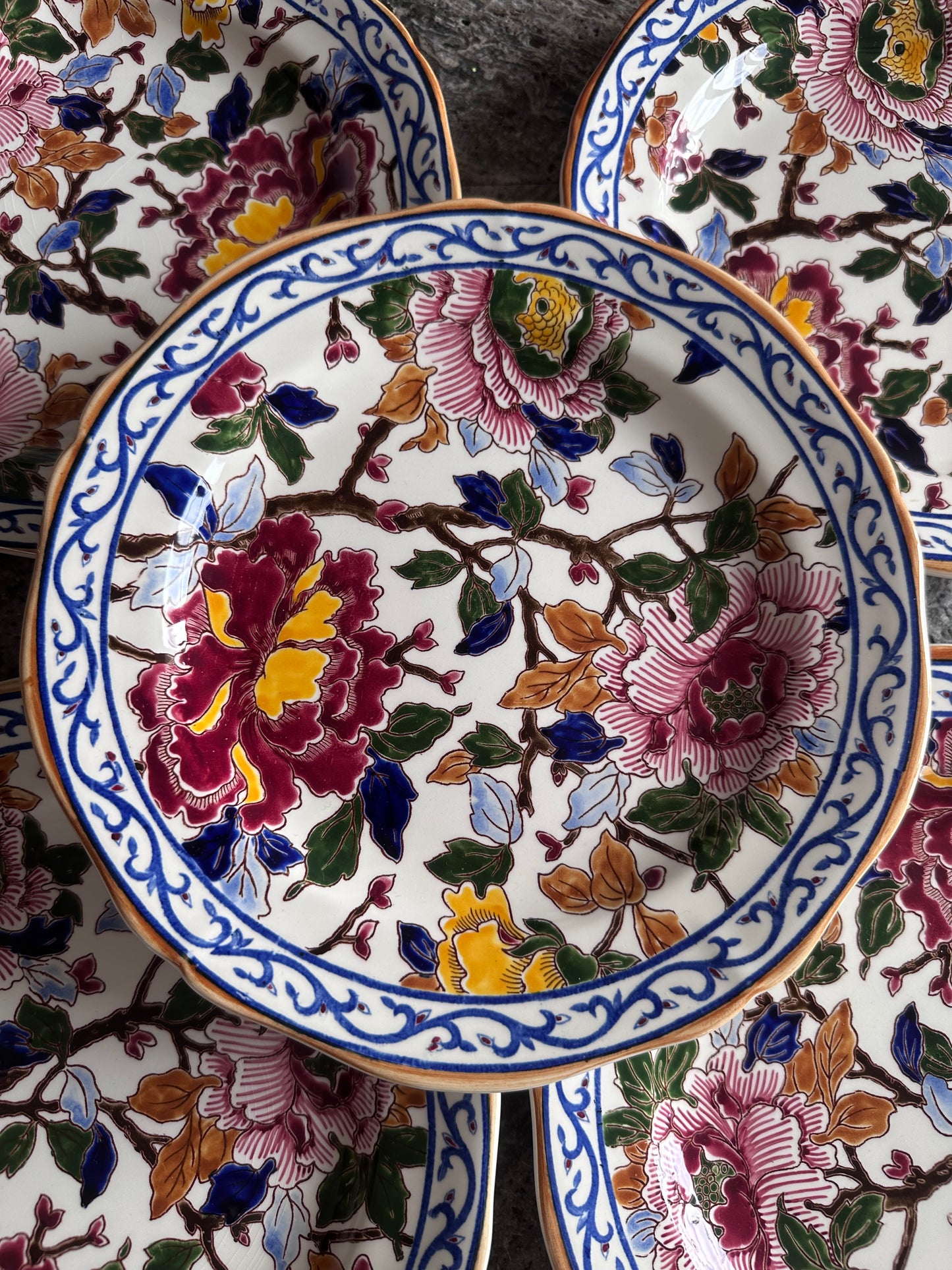 Assiettes plates Gien décor Pivoines. Peint à la main